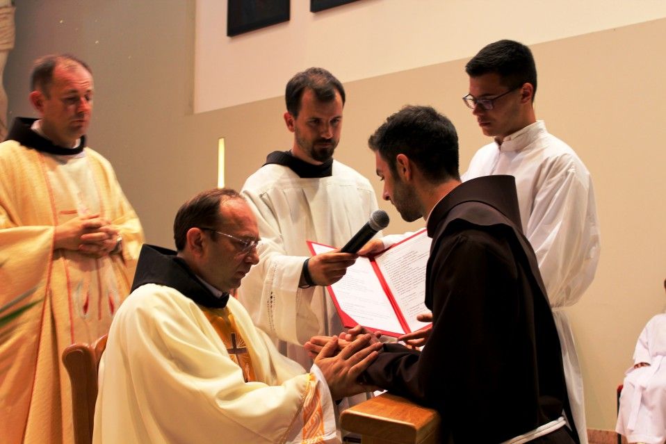 POLAGANJE PRVIH FRANJEVAČKIH ZAVJETA