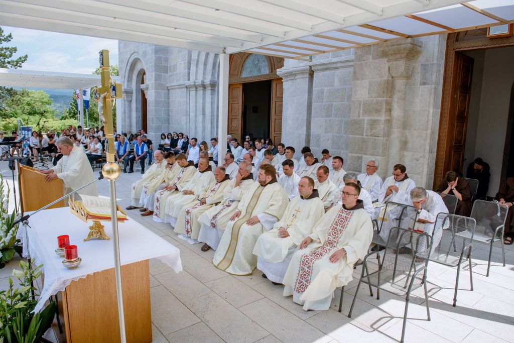 MLADA MISA FRA ANTONIJA MUSE