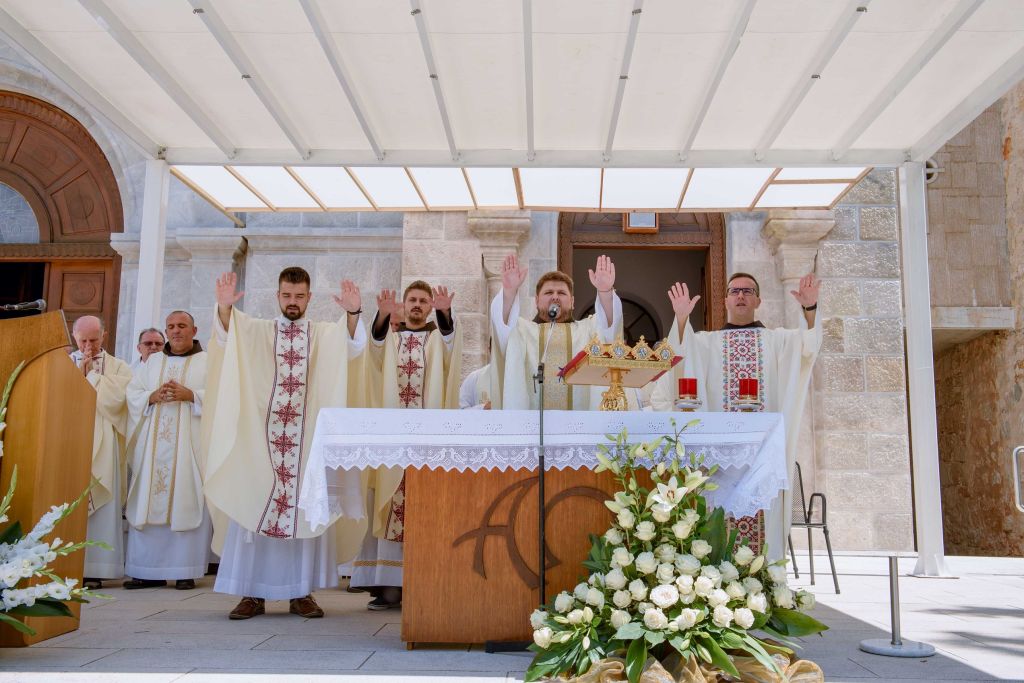 MLADA MISA FRA ANTONIJA MUSE