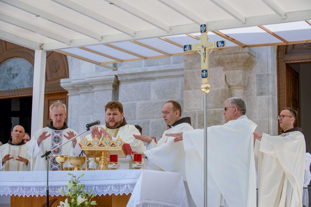 MLADA MISA FRA ANTONIJA MUSE