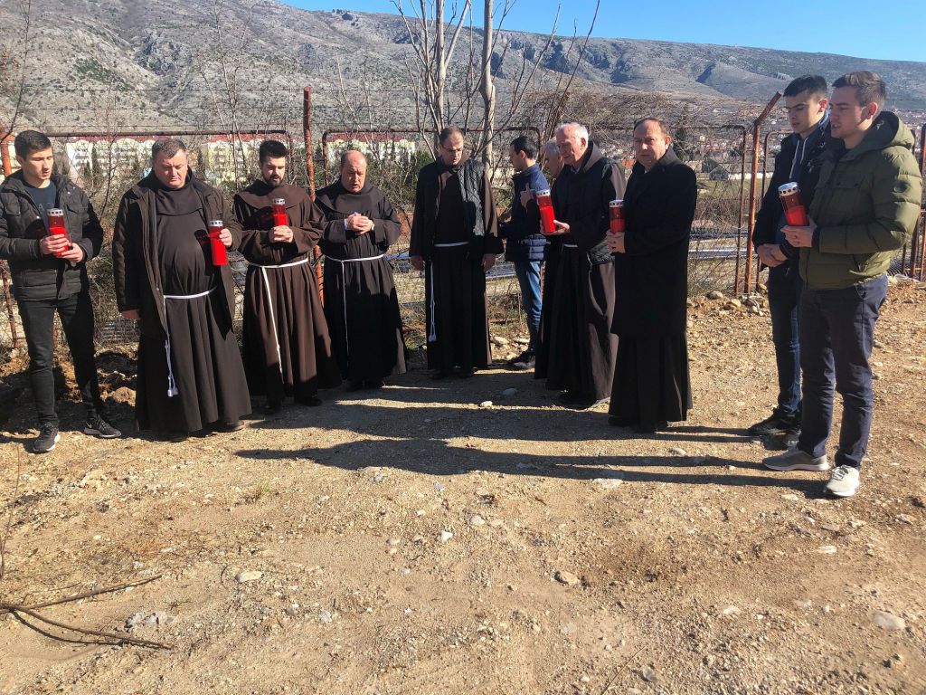 Misno slavlje Mostar - molitva kod Neretve