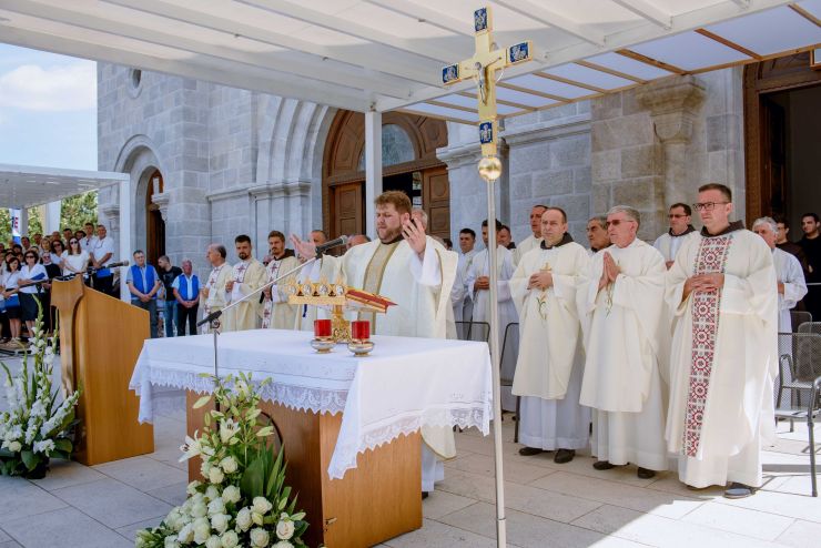 MLADA MISA FRA ANTONIJA MUSE